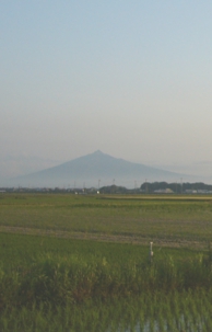097 田と岩木山.JPG